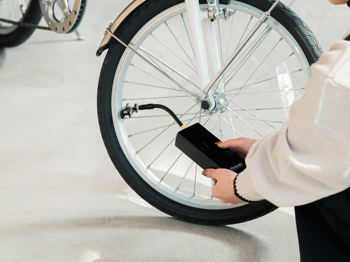 自転車のタイヤに空気を入れているところ