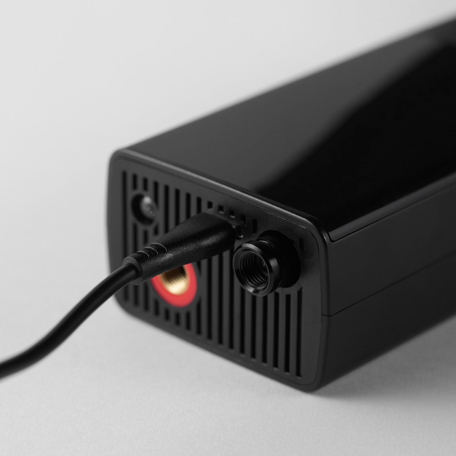 USB Type-Cのケーブルを挿して充電しているPANP RIDE