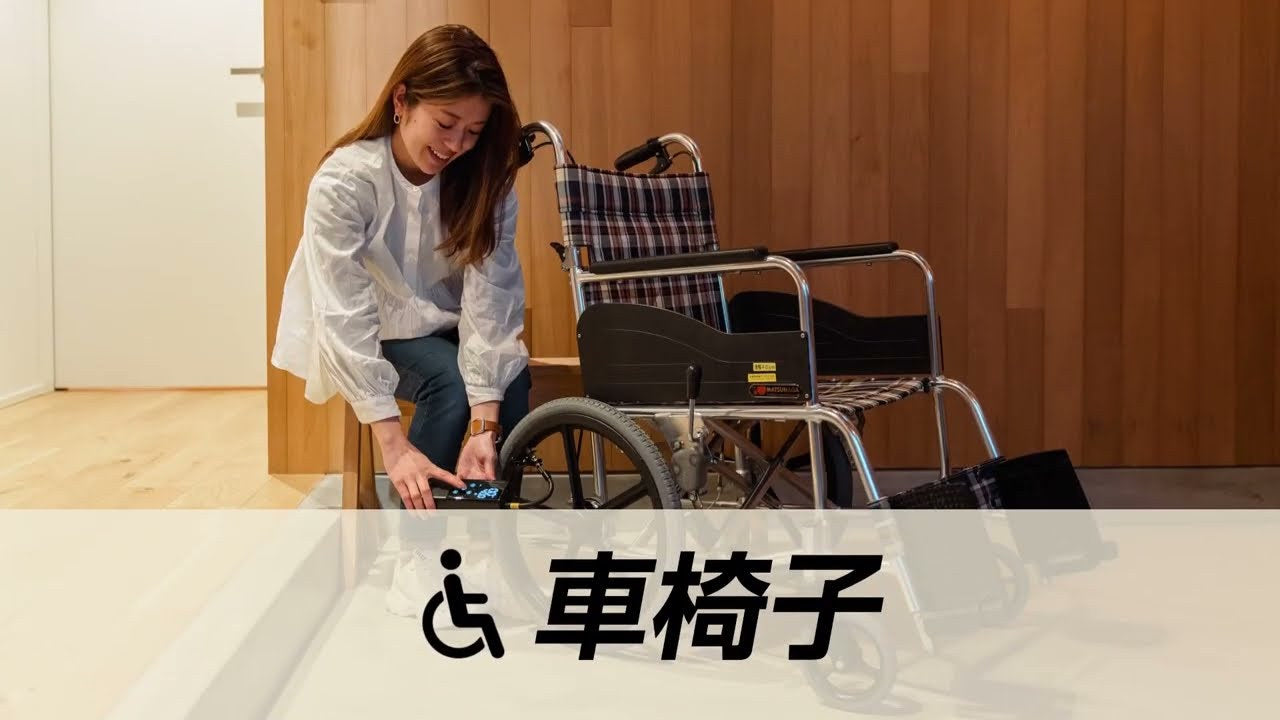 PANP RIDE で車椅子のタイヤに空気を入れているところ
