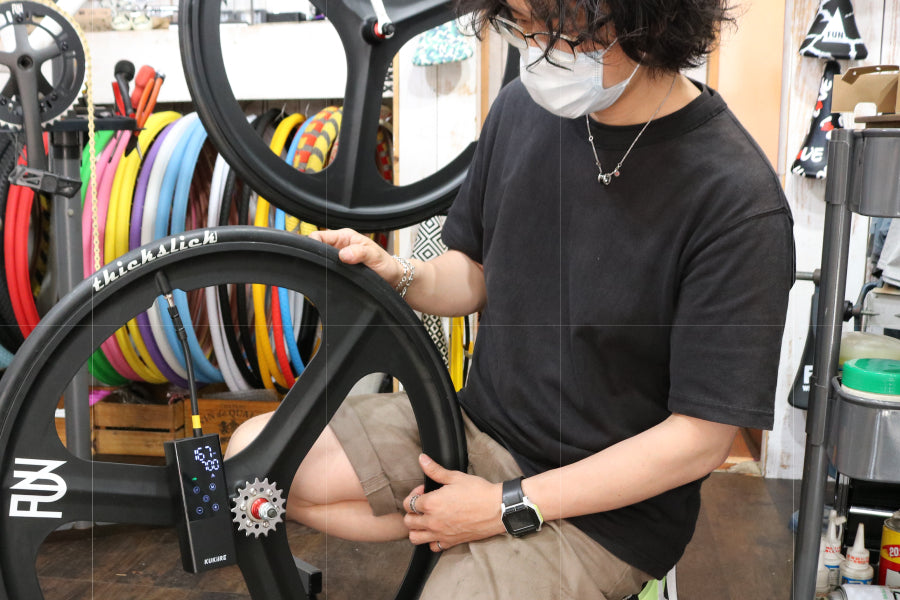 ライダーズカフェの店内で自転車を整備しているところ